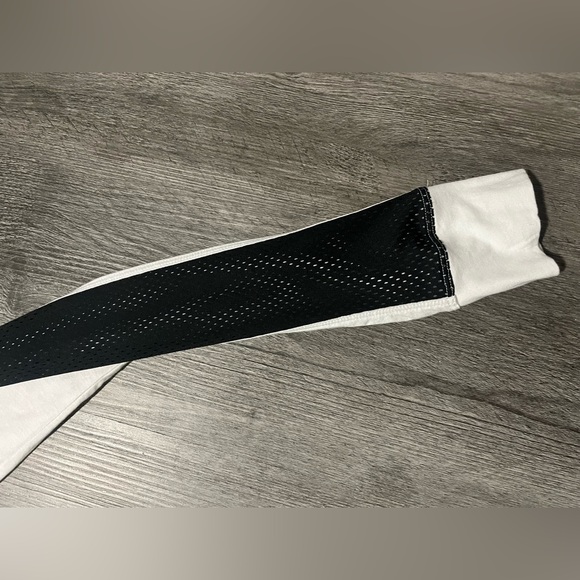 White/Black Under Armour Long Sleeve-Juniors Size Small-Mesh on Sleeves - Picture 7 of 7